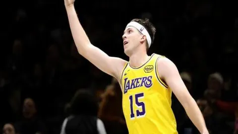 利物浦与维拉2-2握手言和，萨拉赫梅开二度，努涅斯错失良机，联赛22轮不败纪录保持